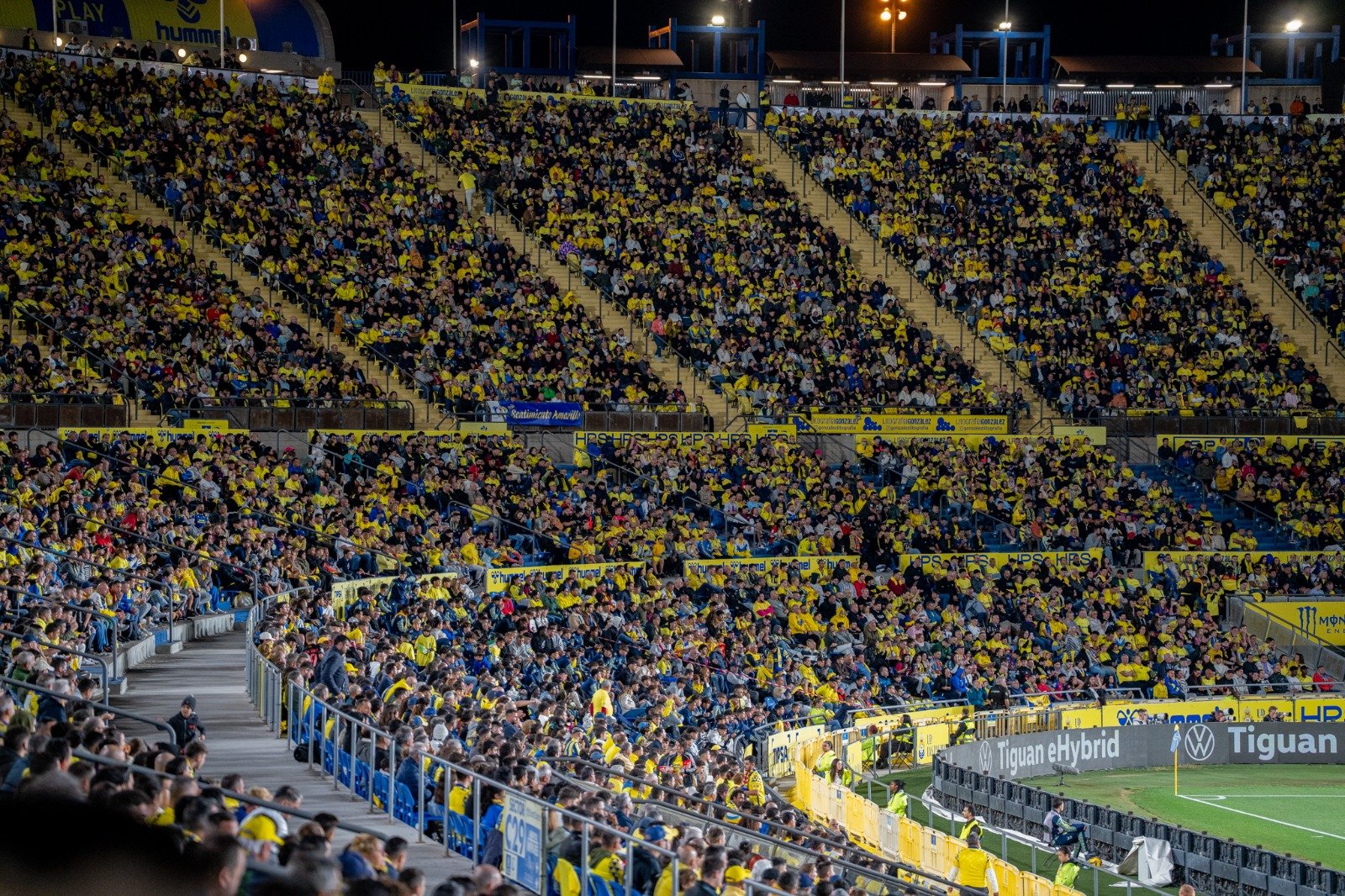Afición amarilla en Gran Canaria (@UDLP_Oficial)