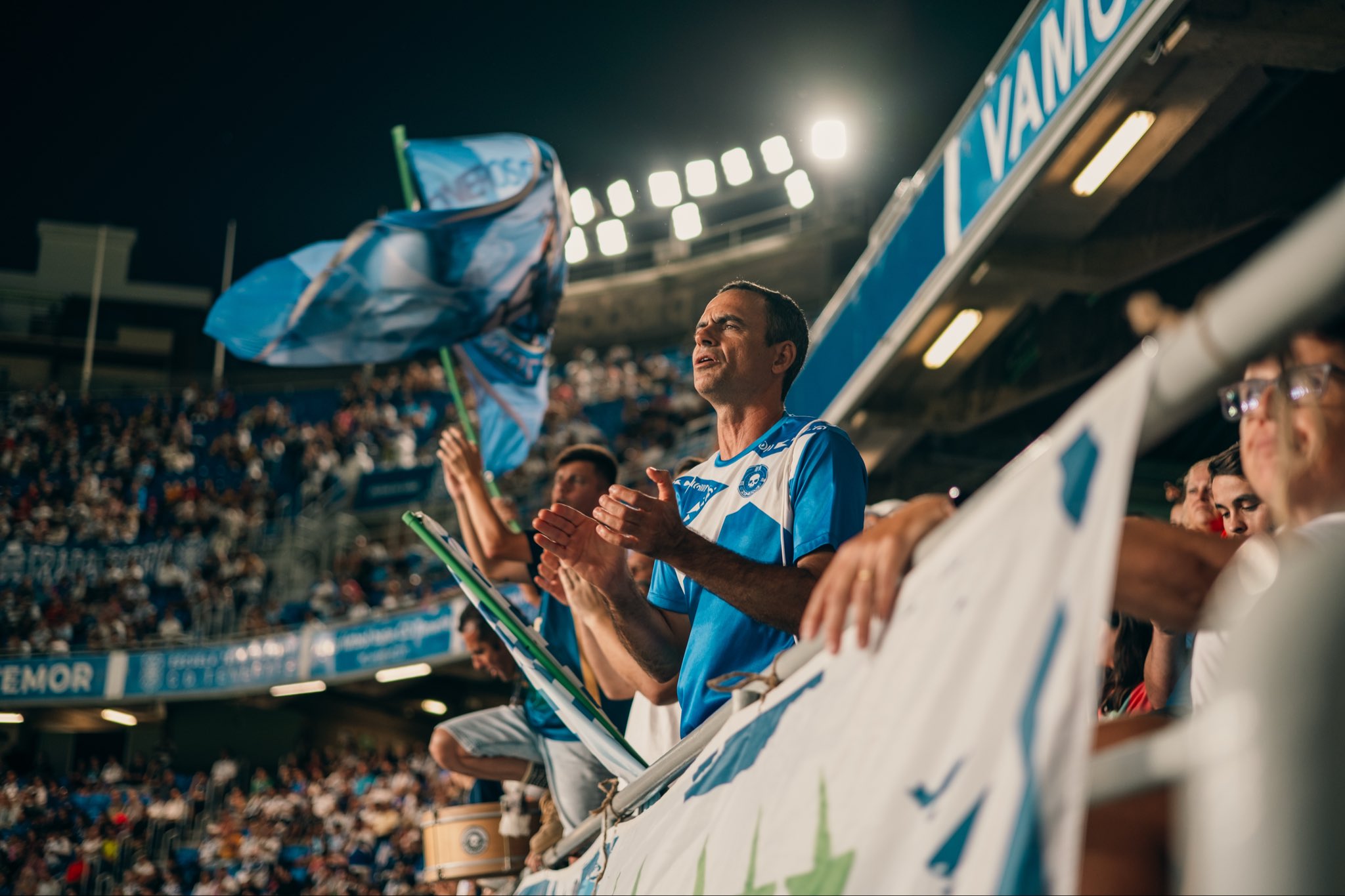 Afición blanquiazul contra el Zamora (CD Tenerife)