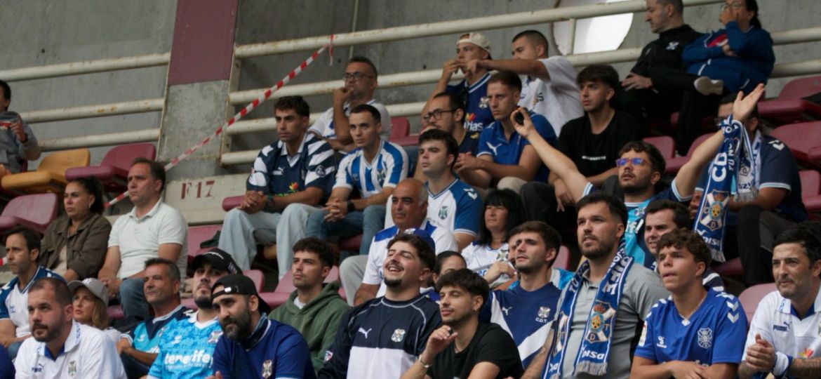 Afición blanquiazul en Pontevedra (CD Tenerife)