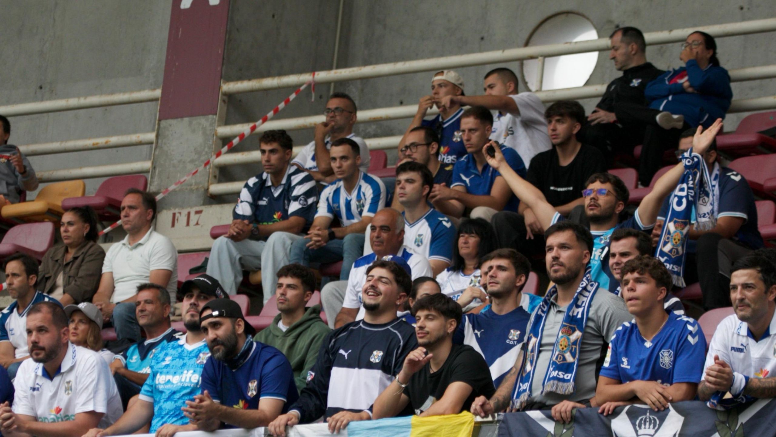 Afición blanquiazul en Pontevedra (CD Tenerife)