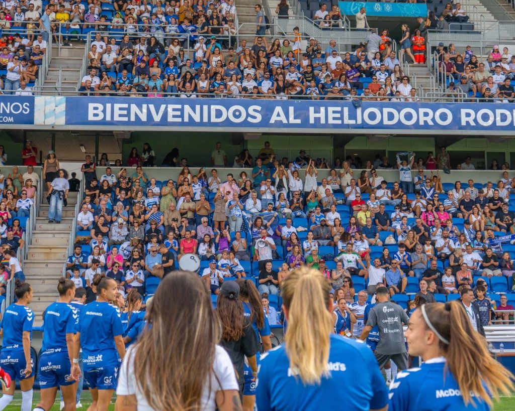Afición blanquiazul en el partido ante el Real Madrid (@CDTFemenino)
