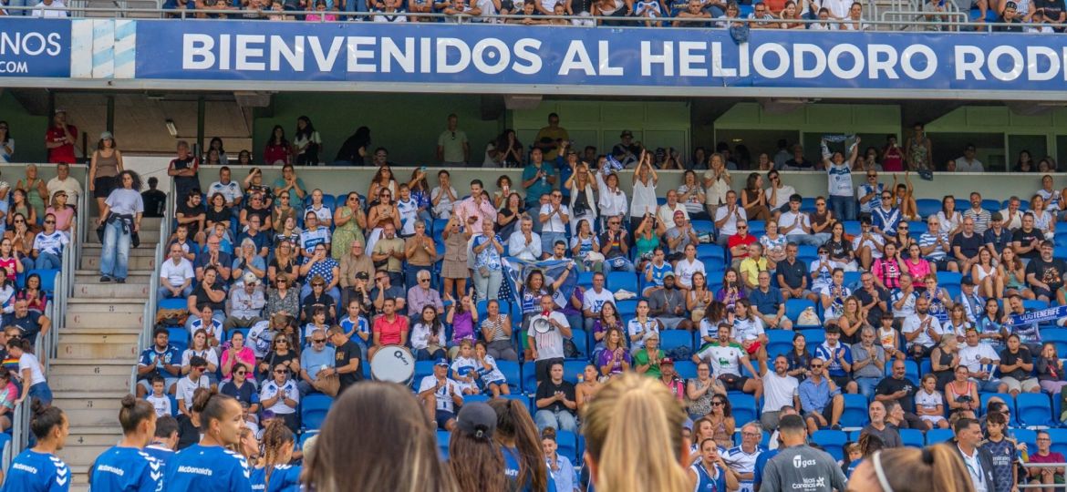 Afición blanquiazul en el partido ante el Real Madrid (@CDTFemenino)