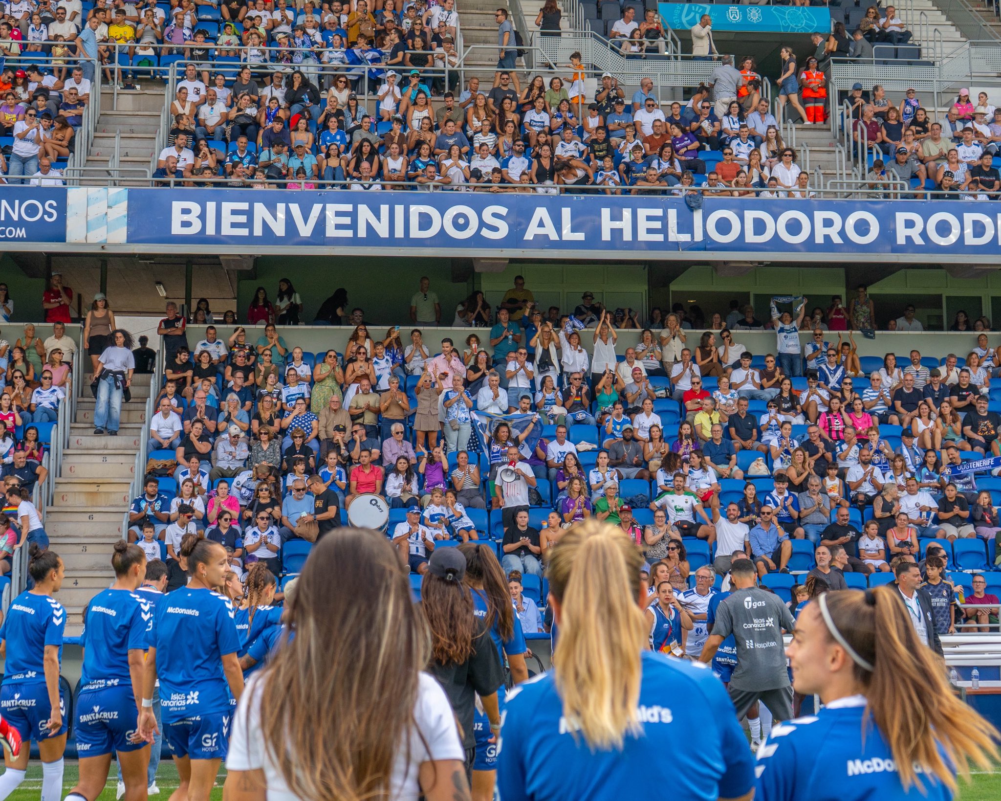 Afición blanquiazul en el partido ante el Real Madrid (@CDTFemenino)