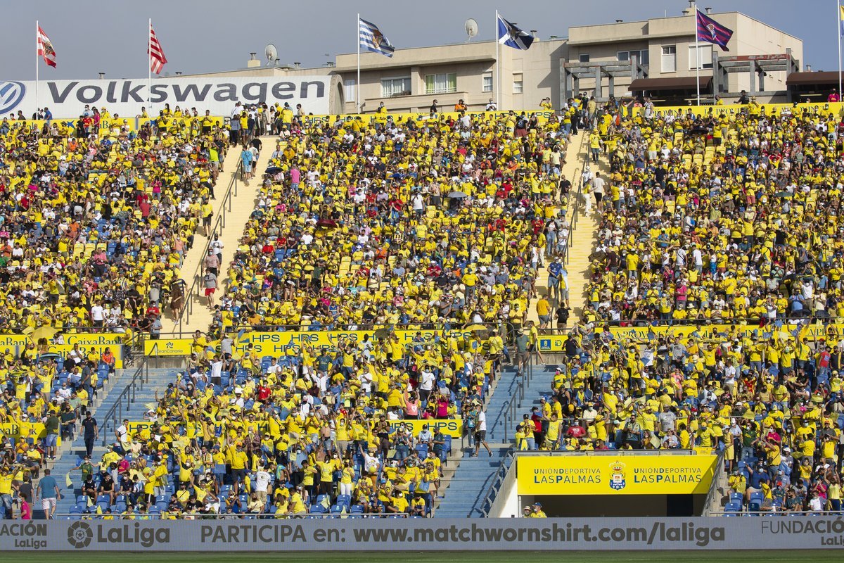 Afición de Las Palmas en el Estadio de Gran Canaria (UD LAS PALMAS)