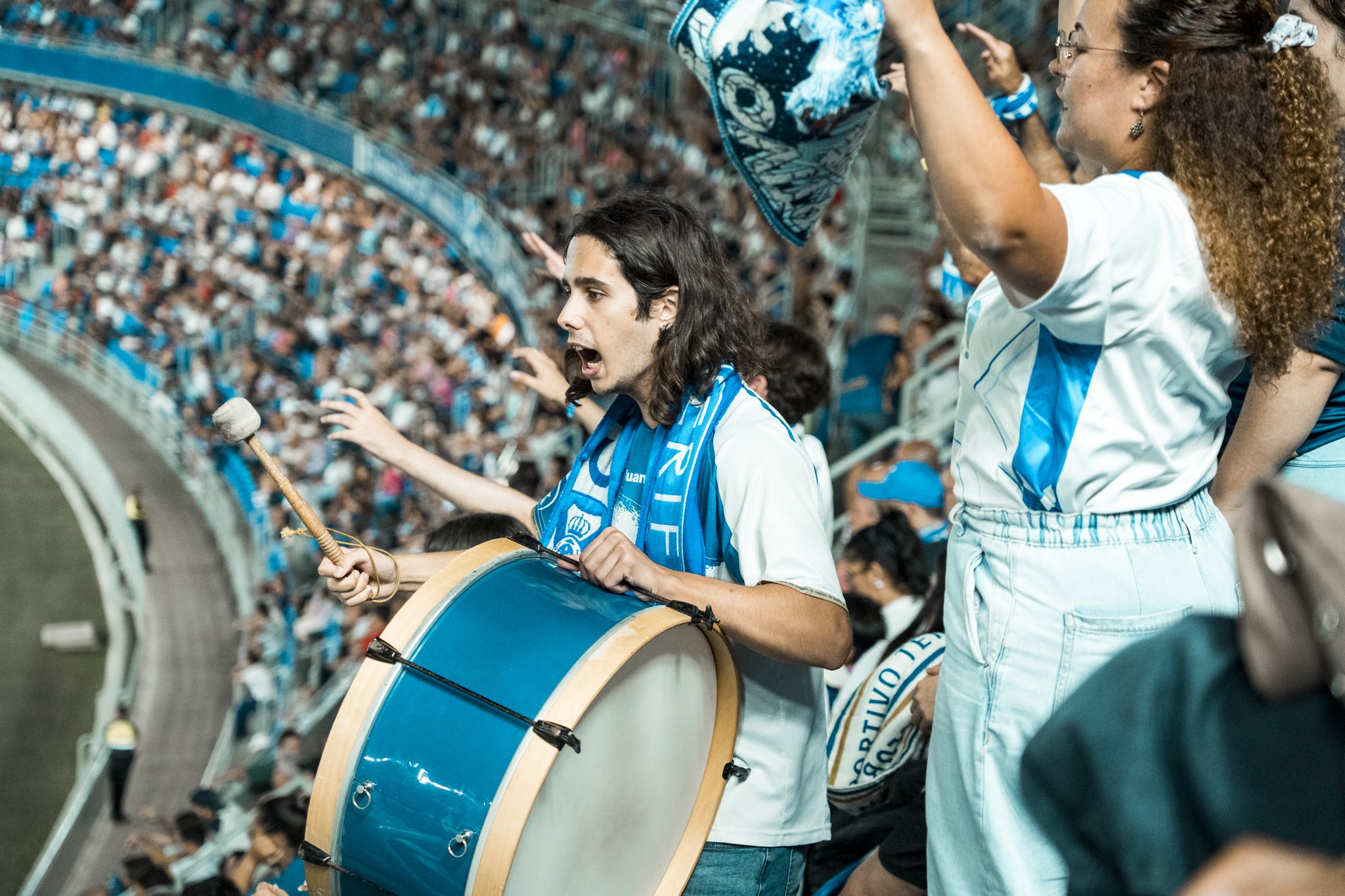 Aficionados animando al CD Tenerife (CD TENERIFE).