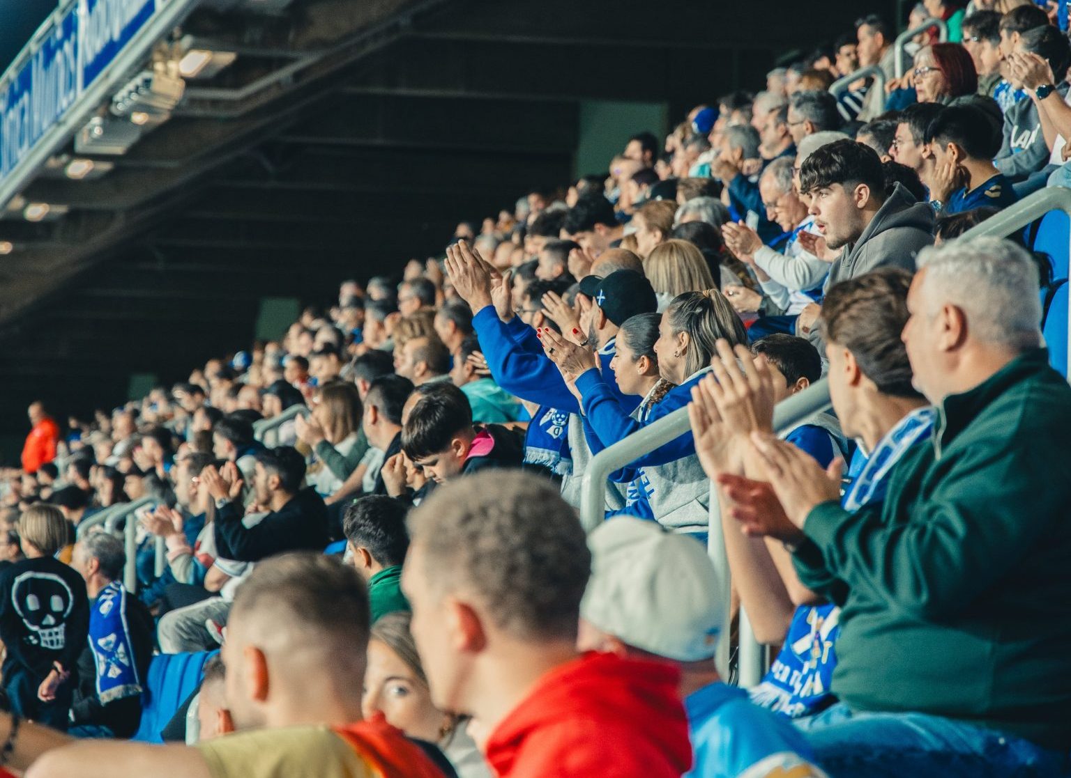 Aficionados del Tenerife en el Heliodoro (@CDTOficial)