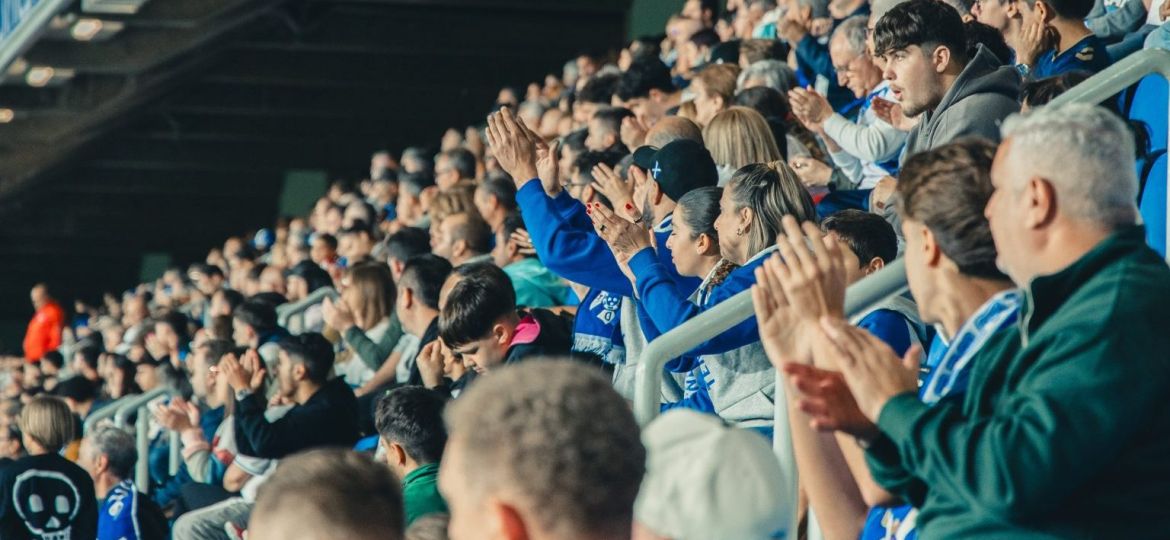 Aficionados del Tenerife en el Heliodoro (@CDTOficial)
