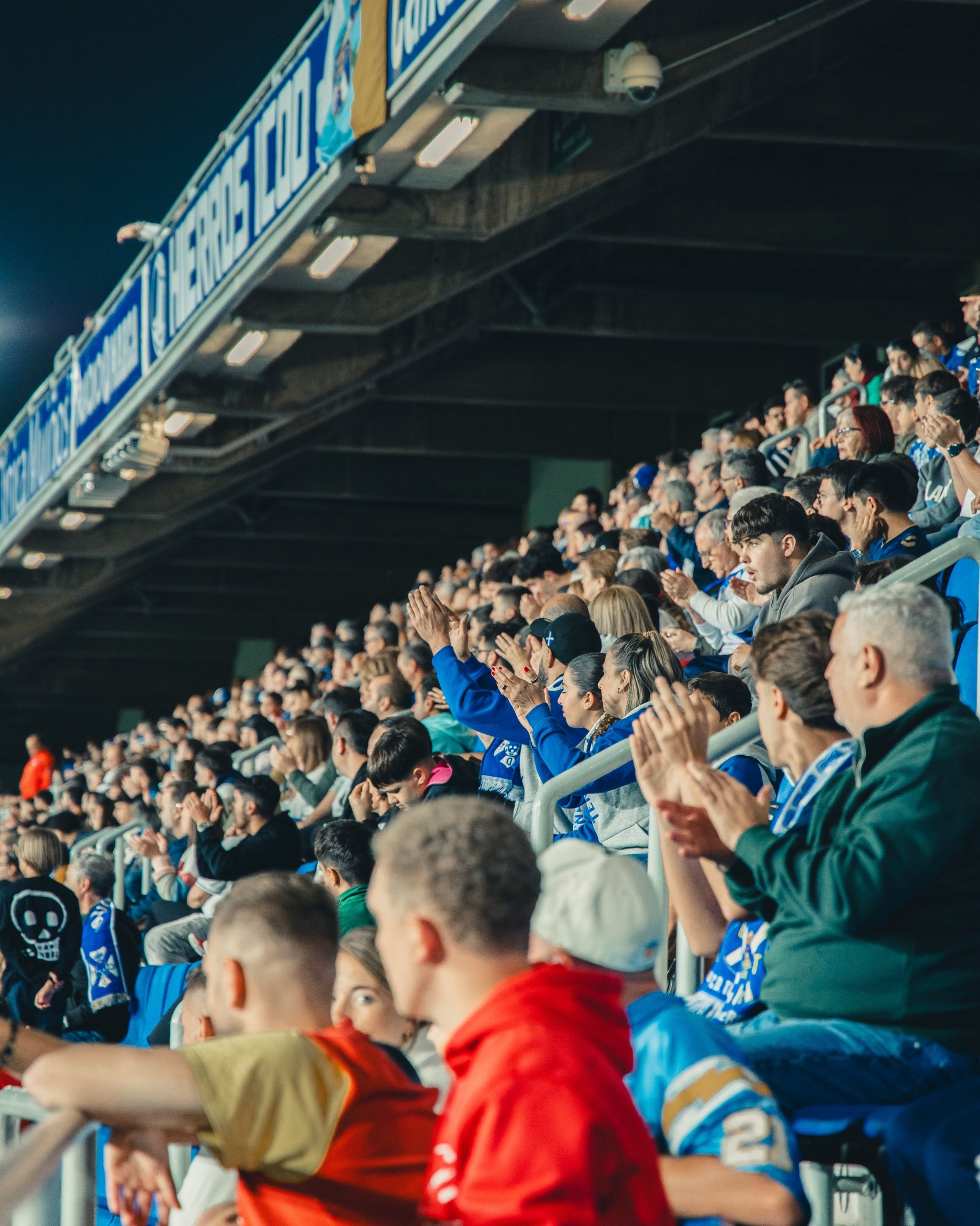 Aficionados del Tenerife en el Heliodoro (@CDTOficial)