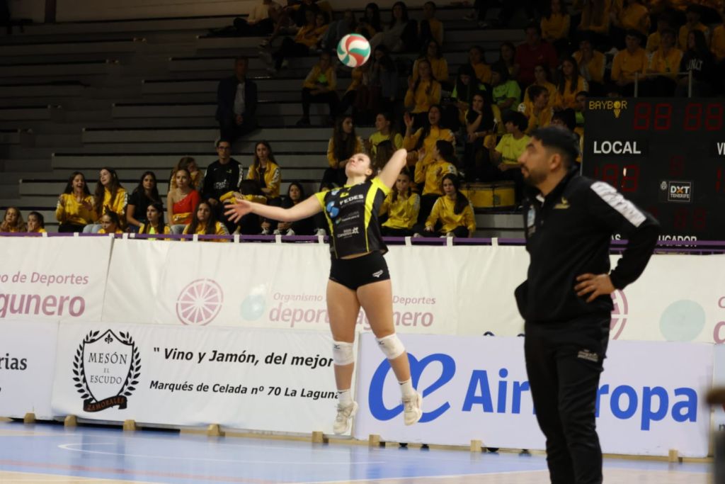 Natalia Binimelis al saque (CEDIDA)