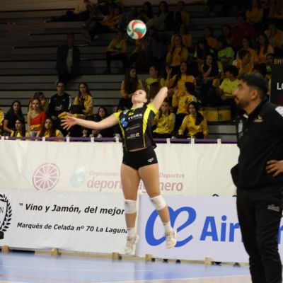Natalia Binimelis al saque (CEDIDA)