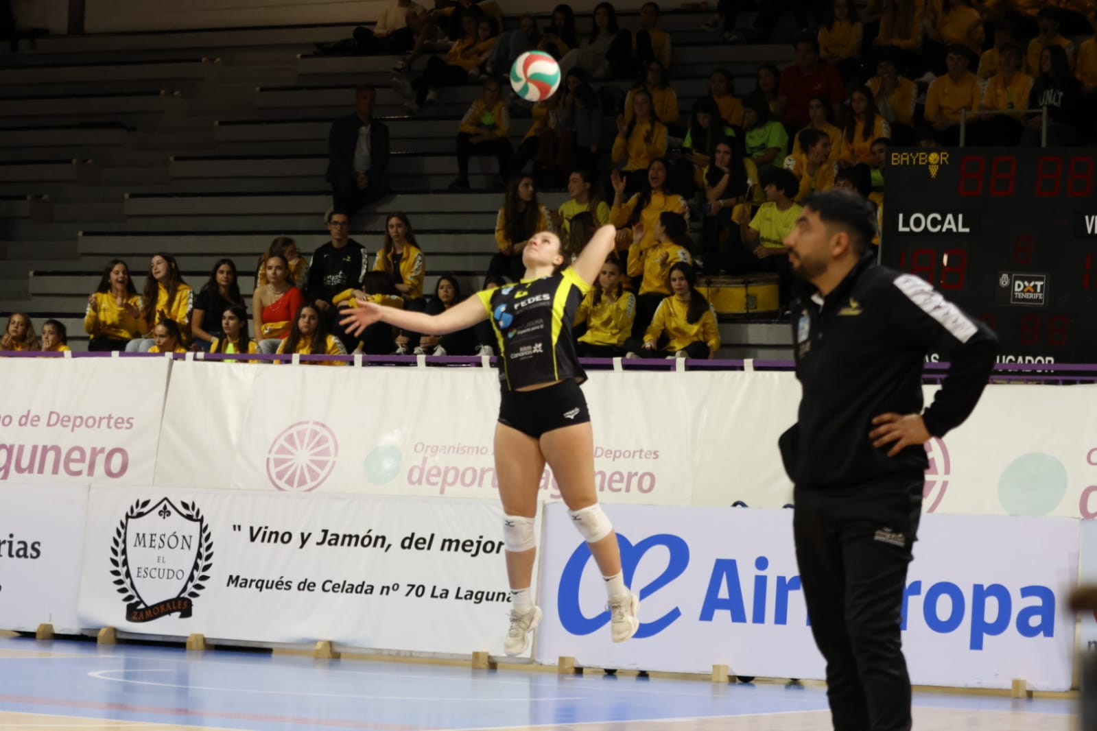 Natalia Binimelis al saque (CEDIDA)