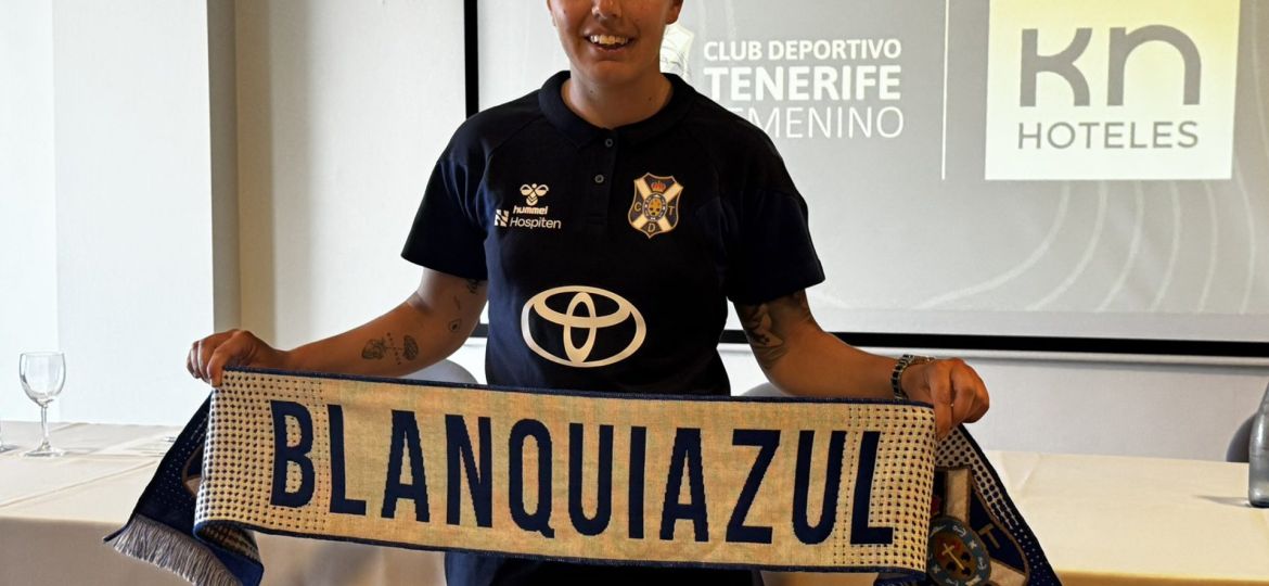 Aithiara posando con los colores blanquiazules (@CDTFemenino)