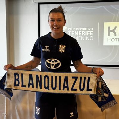Aithiara posando con los colores blanquiazules (@CDTFemenino)