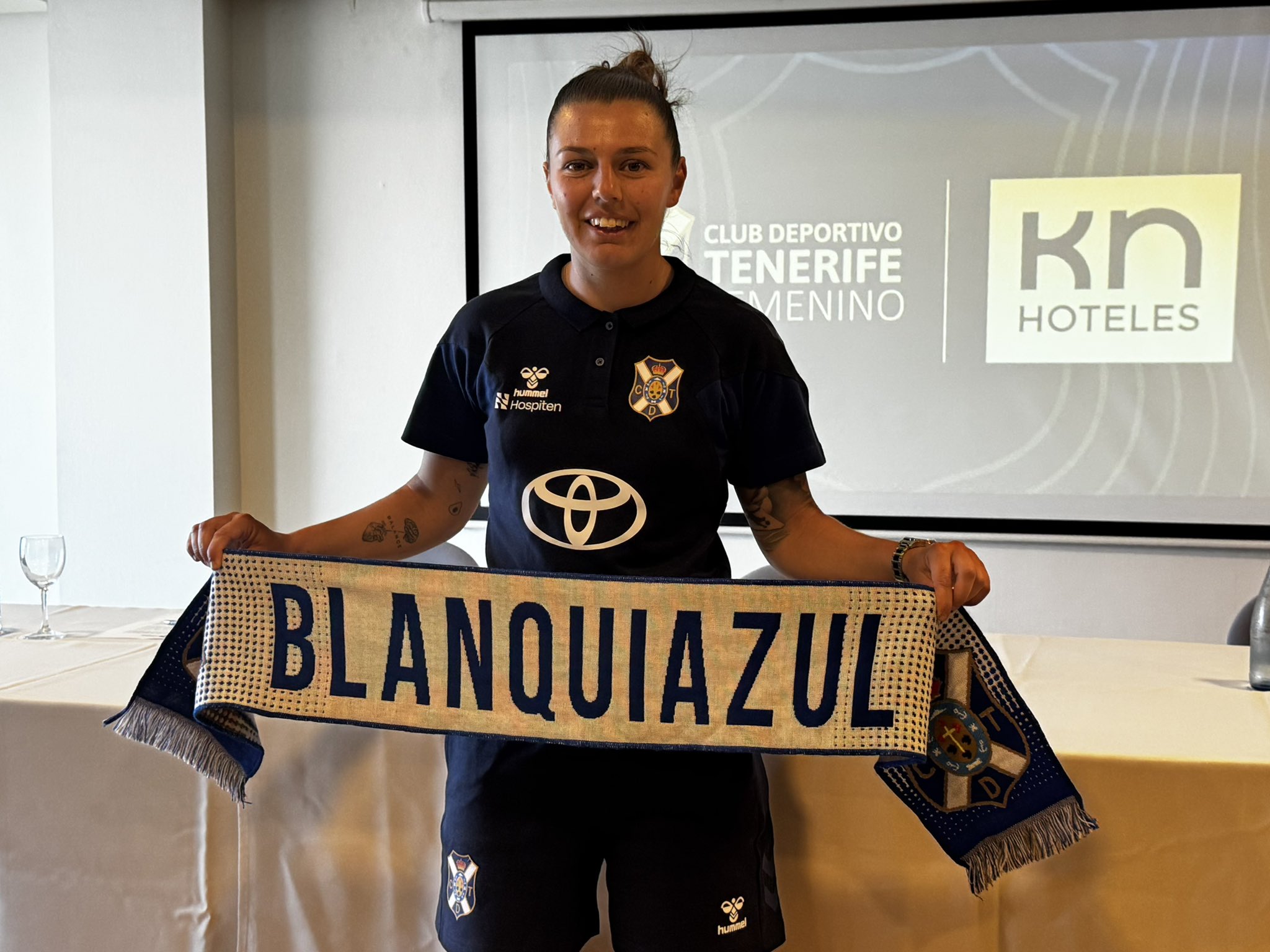 Aithiara posando con los colores blanquiazules (@CDTFemenino)