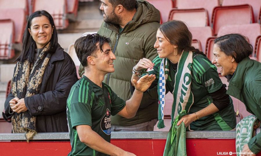 Aitor Buñuel con los aficionados del Racing de Ferrol (La Liga)