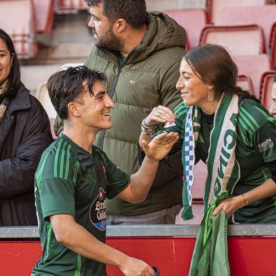 Aitor Buñuel con los aficionados del Racing de Ferrol (La Liga)