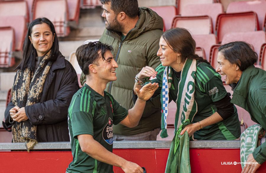 Aitor Buñuel con los aficionados del Racing de Ferrol (La Liga)
