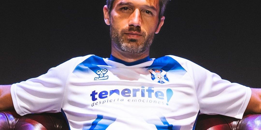 Aitor Sanz con la primera eqiupación 24-25 (CD TENERIFE)