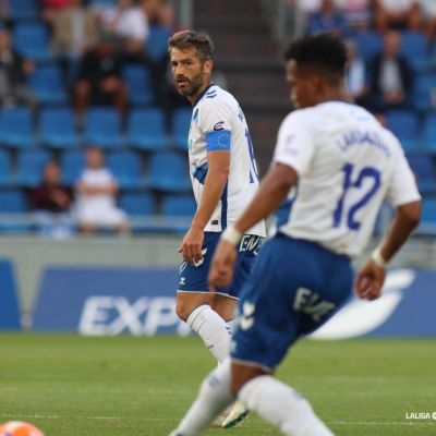 Aitor Sanz en un lance del juego ante el Ferrol (LaLiga)|Aitor Sanz ante la presión rival (LaLiga)