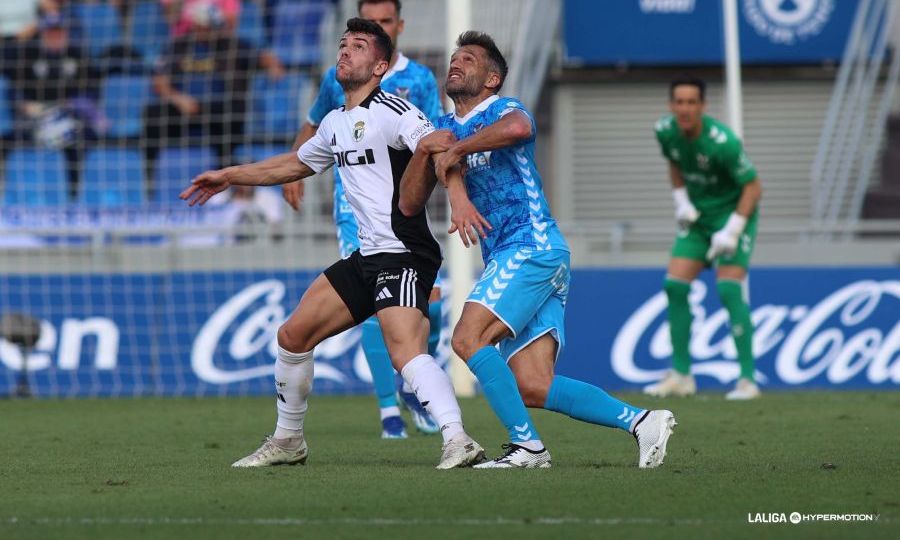 Aitor Sanz pugna con un rival (La Liga)