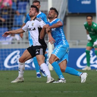 Aitor Sanz pugna con un rival (La Liga)