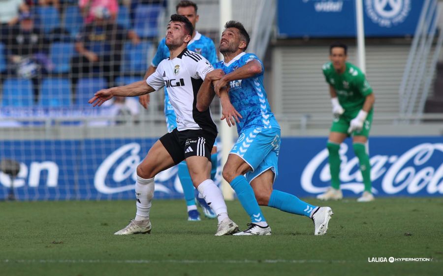 Aitor Sanz pugna con un rival (La Liga)