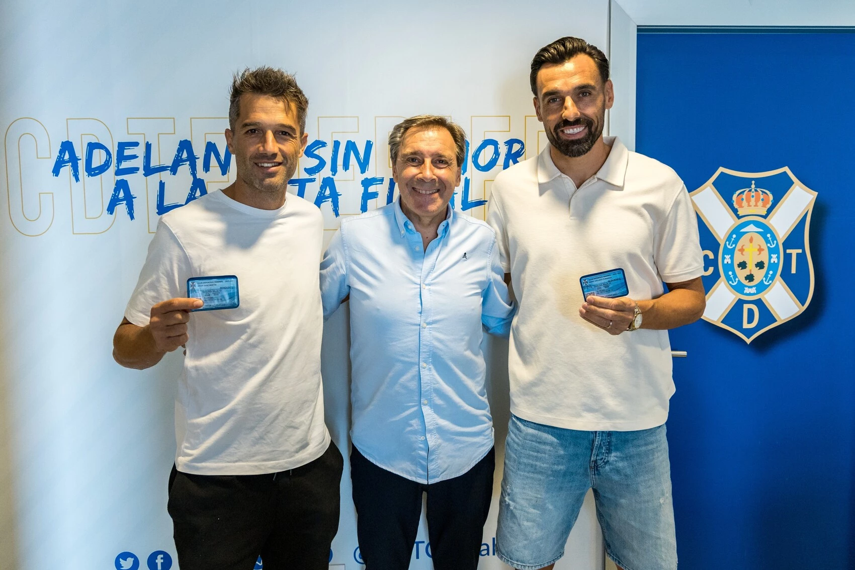 Aitor Sanz y Enric Gallego con sus abonos, junto a Felipe Miñambres (CD Tenerife)