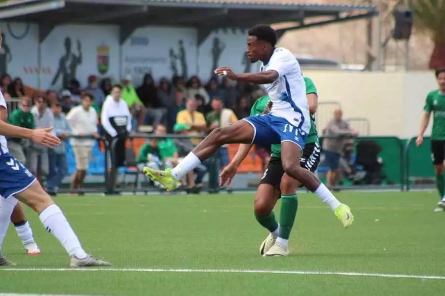 Alassan ante el Yaiza (CD Tenerife)