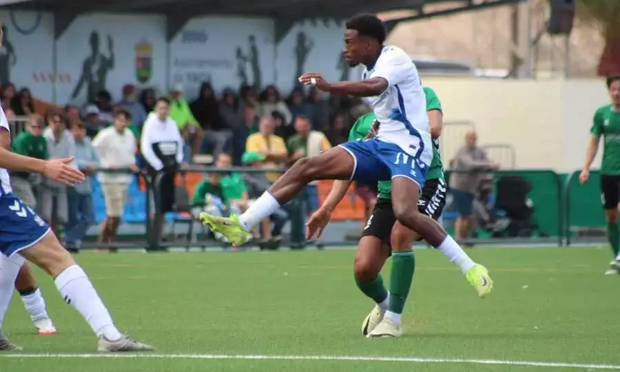 Alassan ante el Yaiza (CD Tenerife)