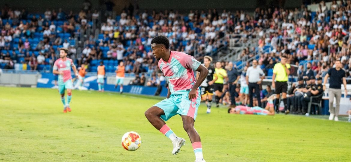 Alassan frente a Unionistas (CD Tenerife)|Diseños VISITANTE CD Tenerife