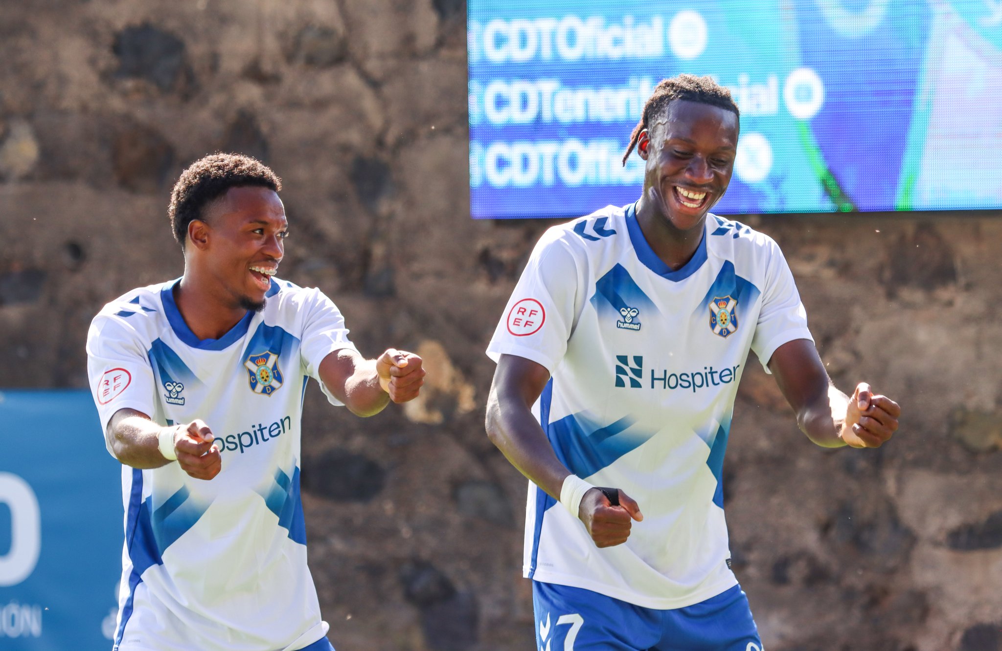 Alassan y Salifo bailan en la Ciudad Deportiva (@CdtCantera)