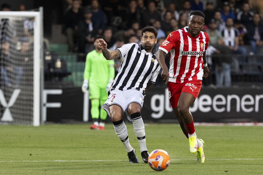 Alberto pugna por un balón contra Juan Otero (@CDCASTELLON).