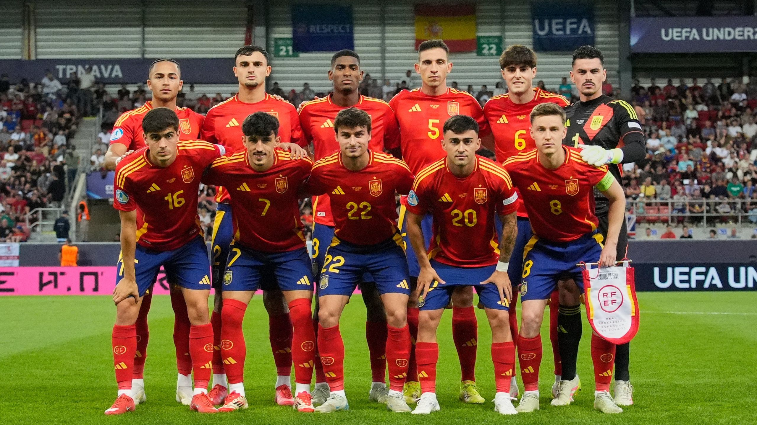 Alberto Moleiro (20), en el once inicial de España ante Inglaterra (@SEFutbol)