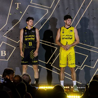 Alderete y Kostadinov con la nueva piel aurinegra (CB Canarias)