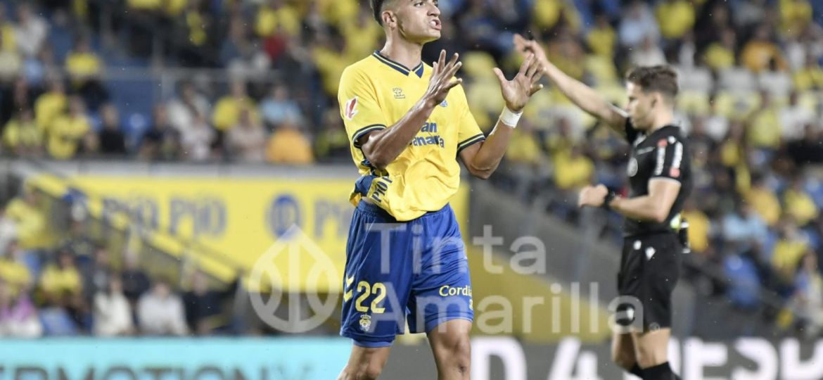 Ale García lamenta una acción de ataque malograda por la UD Las Palmas (C. Torres)