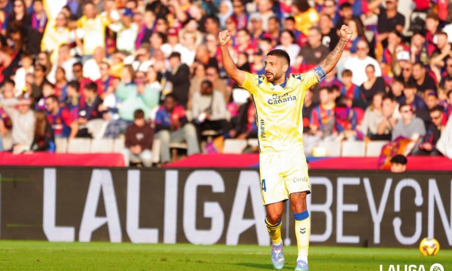 Álex Suárez levanta los brazos tras ganar al Barça (La Liga)