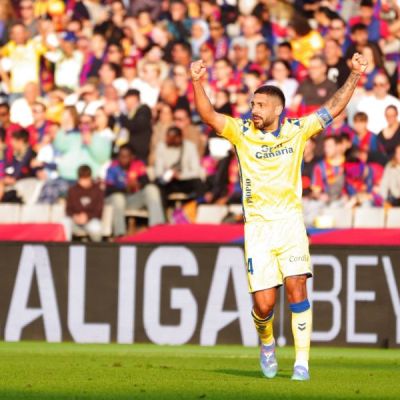 Álex Suárez levanta los brazos tras ganar al Barça (La Liga)