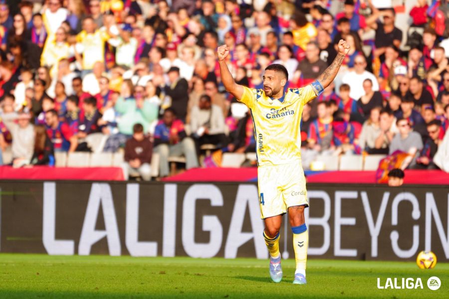 Álex Suárez levanta los brazos tras ganar al Barça (La Liga)