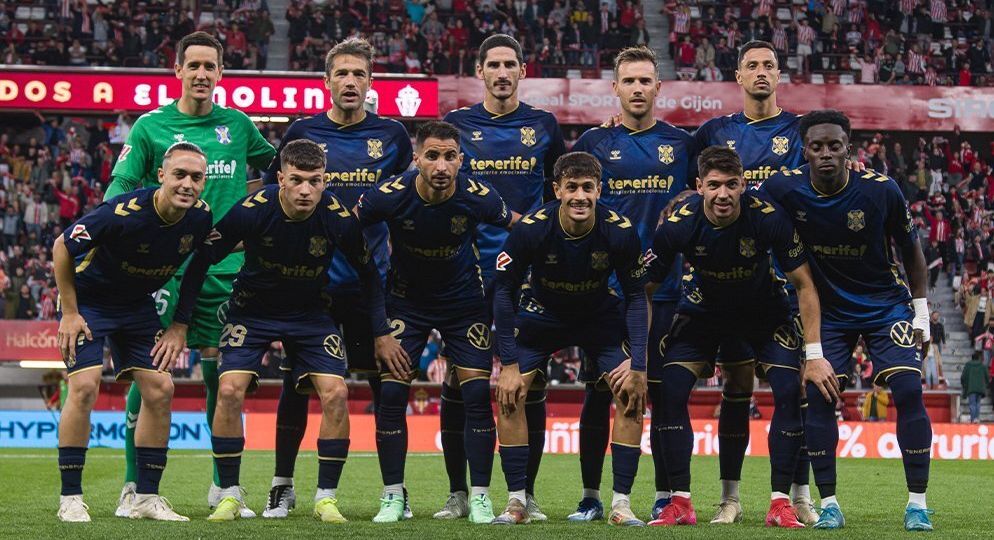 Alineación del Tenerife en el Molinón (CD TENERIFE)