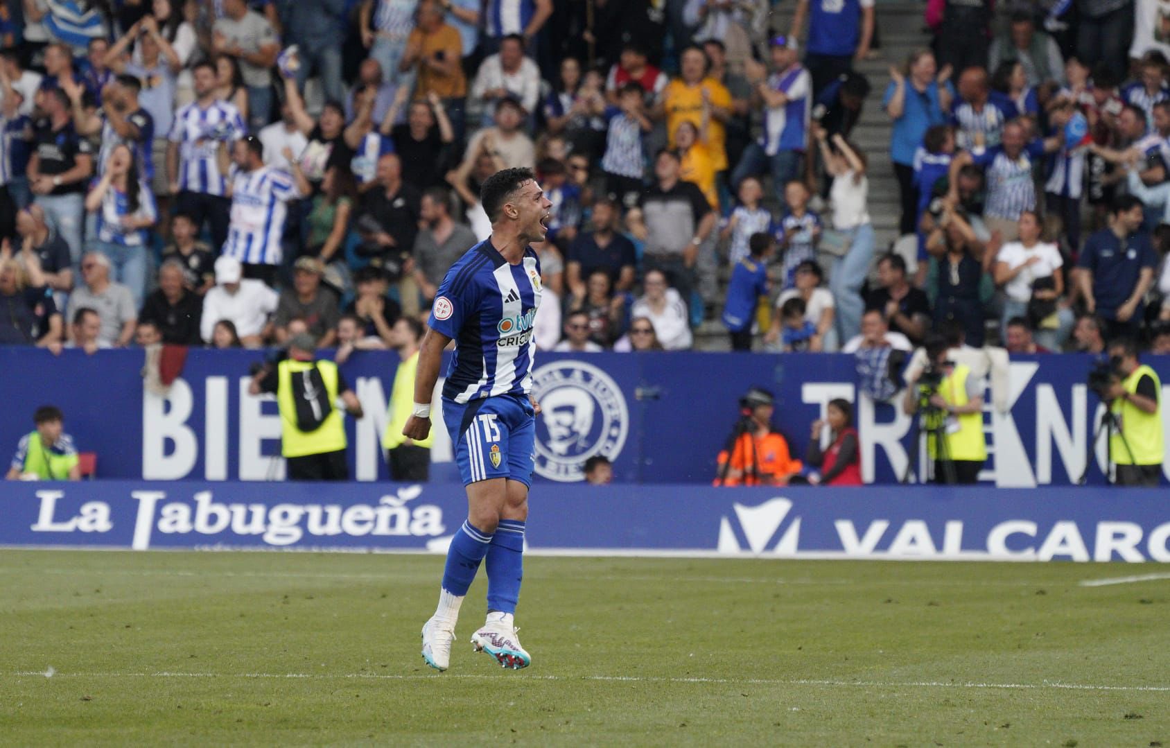 Álvaro Bustos celebrando con la Ponferradina (@AlvaroBustos10)