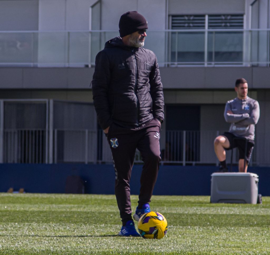 Álvaro Cervera dirigiendo el entrenamiento en la Ciudad Deportiva (@CDTOficial)