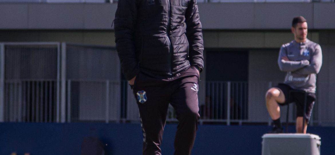 Álvaro Cervera dirigiendo el entrenamiento en la Ciudad Deportiva (@CDTOficial)