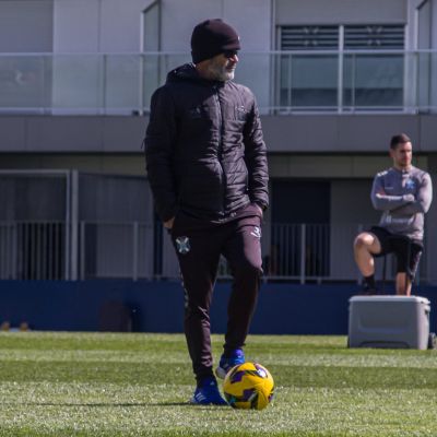 Álvaro Cervera dirigiendo el entrenamiento en la Ciudad Deportiva (@CDTOficial)