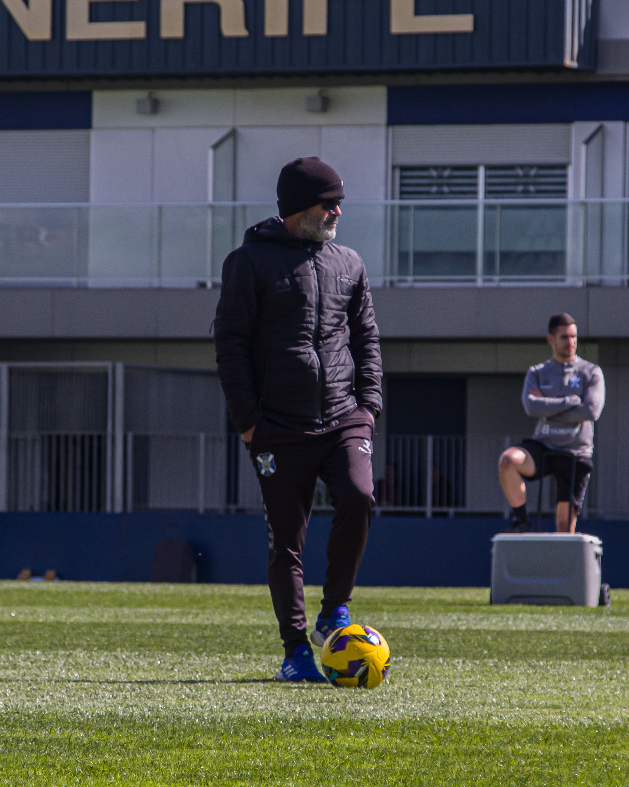 Álvaro Cervera dirigiendo el entrenamiento en la Ciudad Deportiva (@CDTOficial)