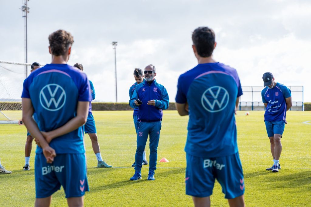 Álvaro Cervera dirigiendo la sesión de entrenamiento (CD Tenerife)
