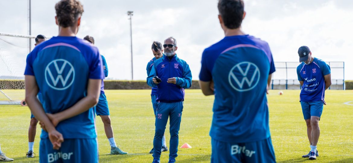 Álvaro Cervera dirigiendo la sesión de entrenamiento (CD Tenerife)