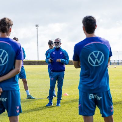 Álvaro Cervera dirigiendo la sesión de entrenamiento (CD Tenerife)