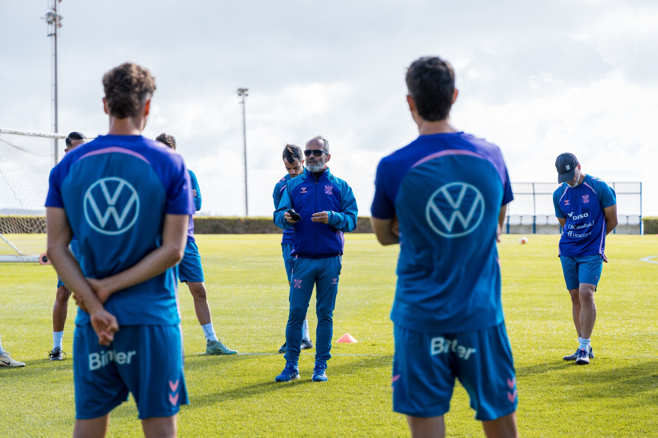 Álvaro Cervera dirigiendo la sesión de entrenamiento (CD Tenerife)