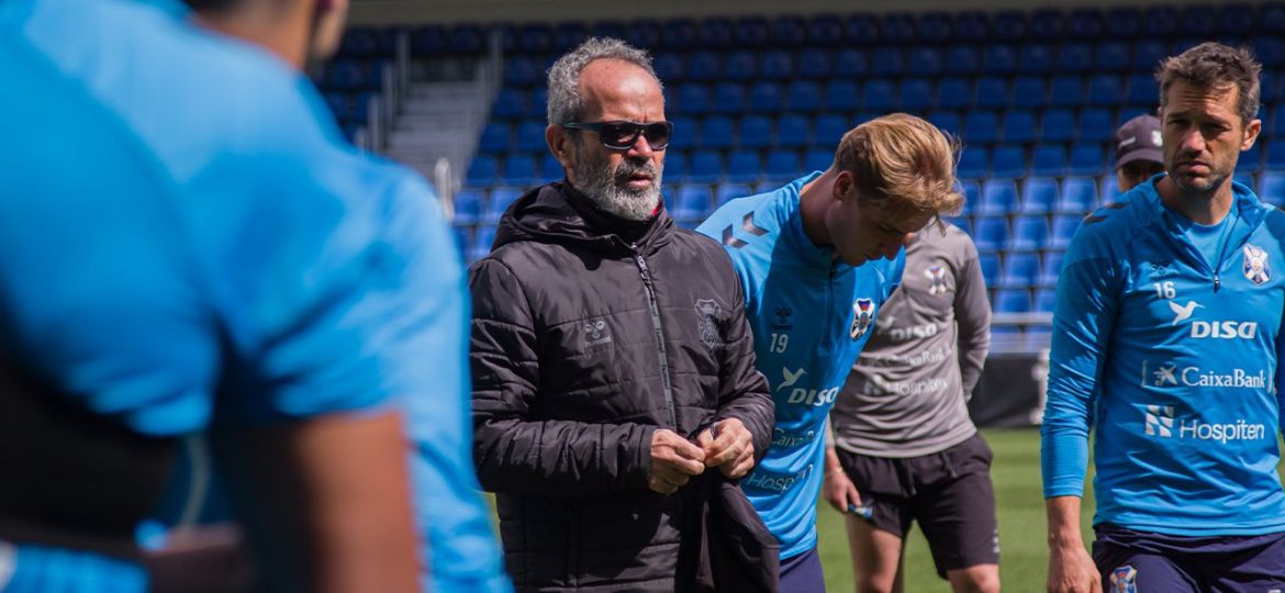 Álvaro Cervera dirigiendo un entrenamiento (@CDTOficial)