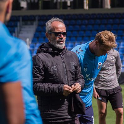 Álvaro Cervera dirigiendo un entrenamiento (@CDTOficial)